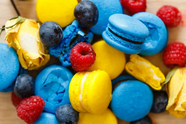 French macarons with berries — Stock Photo, Image