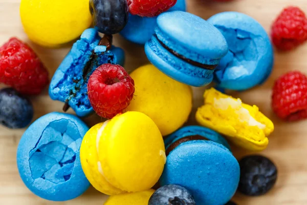 French macarons with berries — Stock Photo, Image