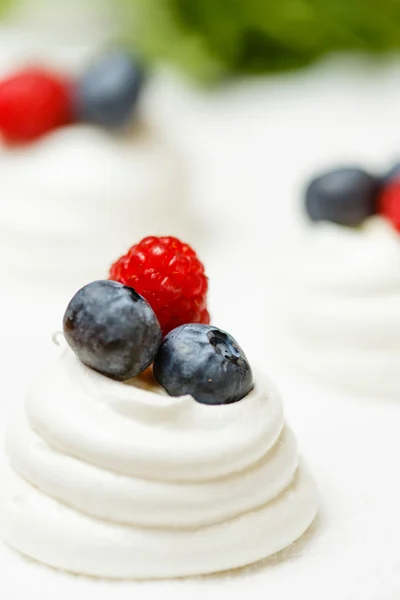 Pavlova dessert aux baies fraîches — Photo