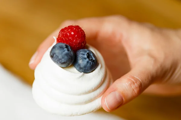 Postre Pavlova con bayas frescas —  Fotos de Stock