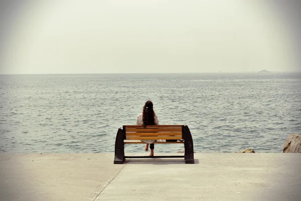 Mujer solitaria — Foto de Stock