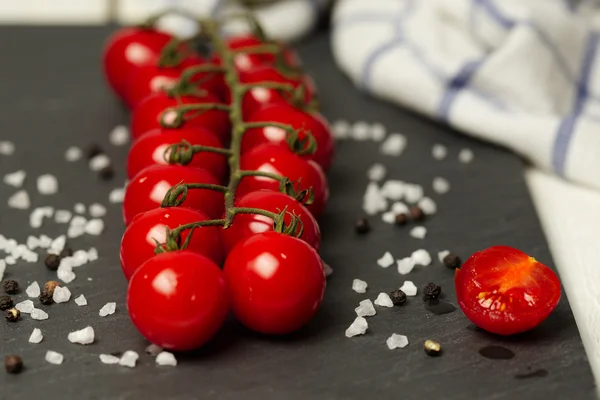 西红柿和盐 — 图库照片