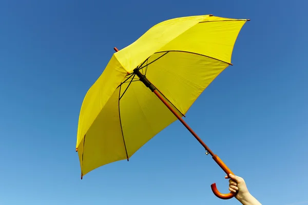 Желтый зонтик на небе — стоковое фото