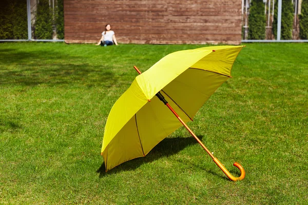 잔디에 노란 우산 — 스톡 사진