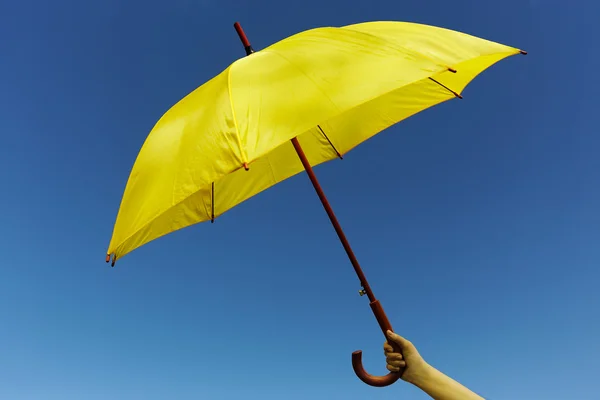 Guarda-chuva amarelo no céu — Fotografia de Stock