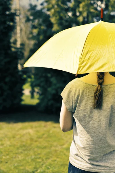 우산 아래에서 젊은 여자 — 스톡 사진