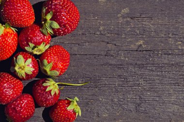 Ahşap arka planda çilekler
