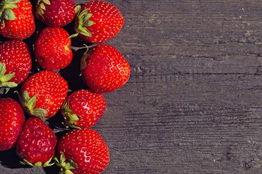 Ahşap arka planda çilekler