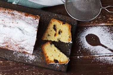 Bir kesme tahtası üzerinde meyveli kek