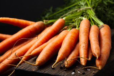 havuç ahşap kesme tahtası üzerinde