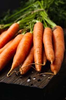 havuç ahşap kesme tahtası üzerinde