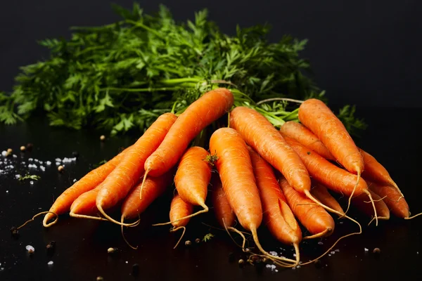 Wortelen op houten tafel — Stockfoto