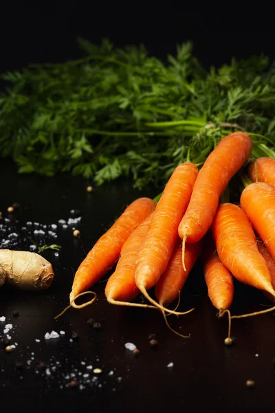 Wortelen op houten tafel — Stockfoto