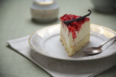 Vanilyalı cheesecake bir parça
