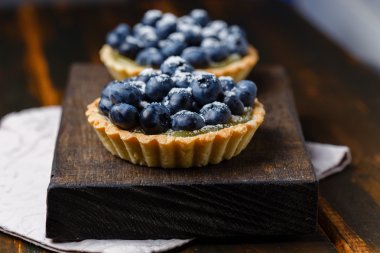 Yaban mersini ve limonlu krema ile tartlets
