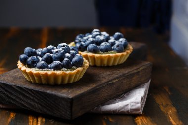 Yaban mersini ve limonlu krema ile tartlets