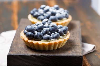 Yaban mersini ve limonlu krema ile tartlets