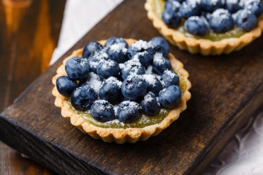 Yaban mersini ve limonlu krema ile tartlets
