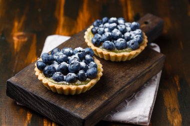 Yaban mersini ve limonlu krema ile tartlets