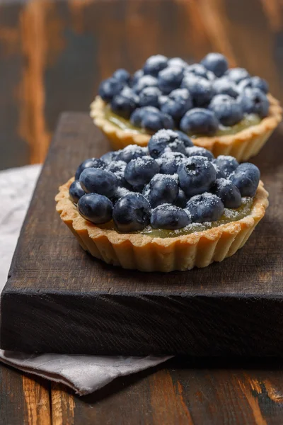 Tartlets com mirtilos e creme de limão — Fotografia de Stock