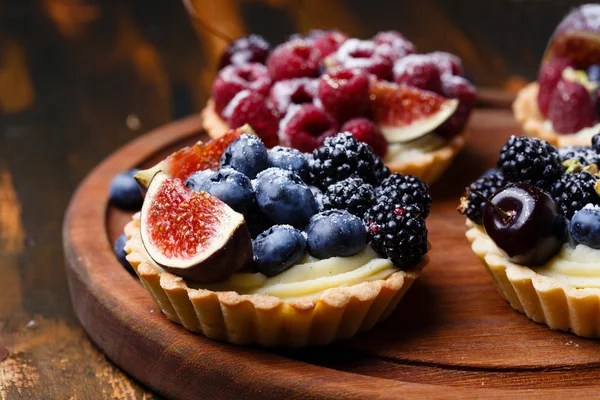 Tartlets with fresh berries — Stock Photo, Image