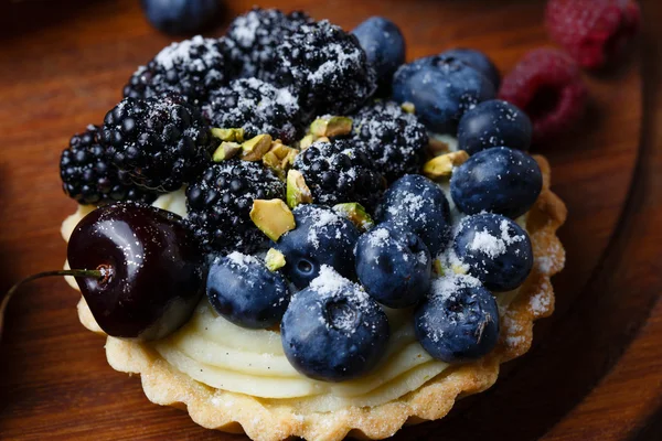 Tarta con bayas frescas —  Fotos de Stock