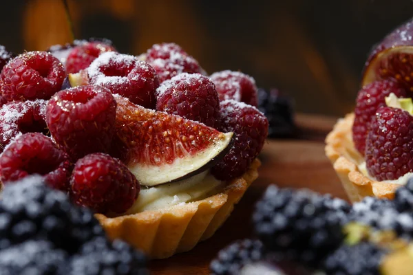 Tartlets med färska bär — Stockfoto