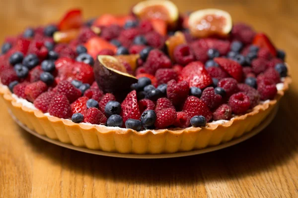 Tarta con bayas frescas —  Fotos de Stock