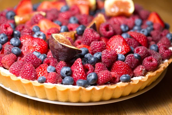 Torte mit frischen Beeren — Stockfoto