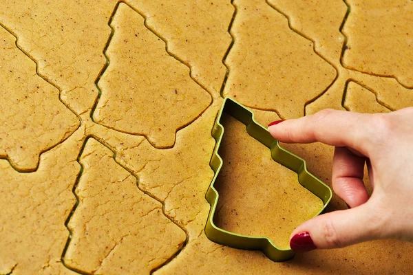 Mano femminile che fa biscotti di pan di zenzero albero di Natale — Foto Stock