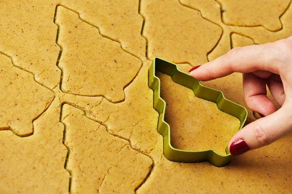 クリスマス ツリー ジンジャーブレッド クッキーを作る女性の手 — ストック写真