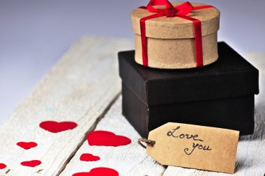 Hediye kutuları ve kalp papercut ahşap arka plan üzerinde