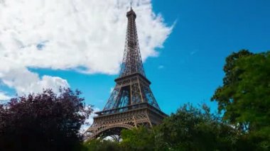 Eyfel Kulesi Paris ağaçları ile