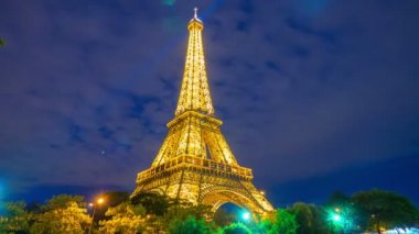 Eyfel Kulesi Paris geceleri