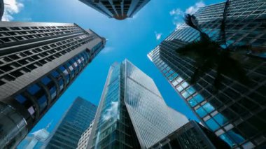 Mavi gökyüzü içinde gökdelenler