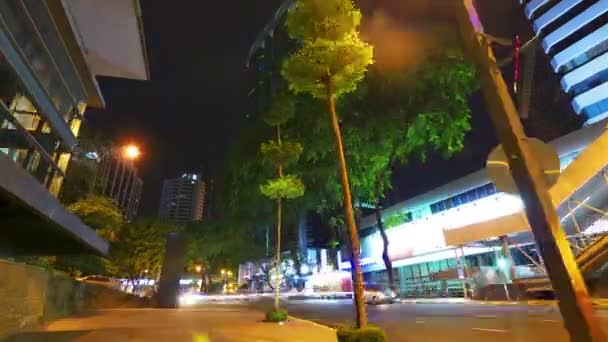 Traffic and pedestrians on busy intersection — Stock Video