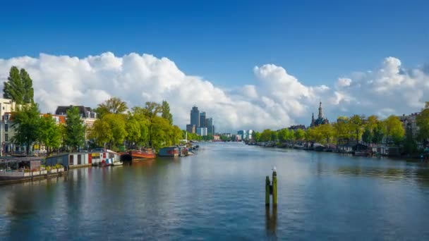 Río Amstel en Amsterdam — Vídeo de stock