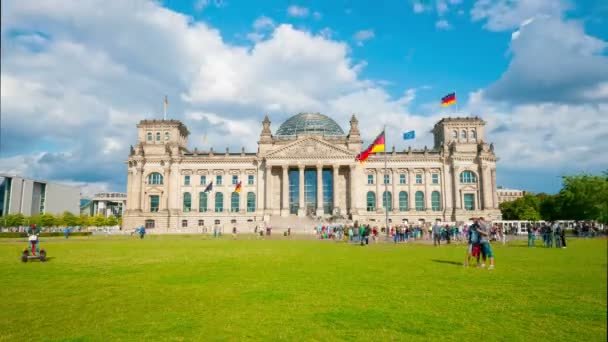 Edificio del Reichstag con visitantes — Vídeos de Stock