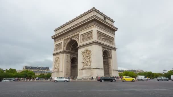 Tráfego perto do Arco do Triunfo — Vídeo de Stock