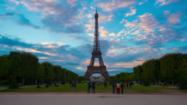 Pessoas traficam perto da Torre Eiffel — Vídeo de Stock