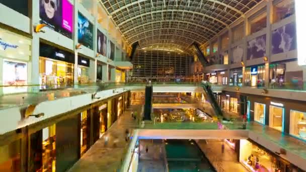 Molte persone nel centro commerciale — Video Stock