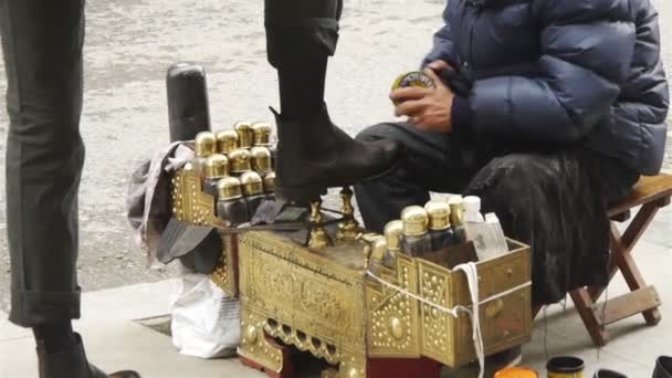 Shoeshiner à Istanbul street — Video