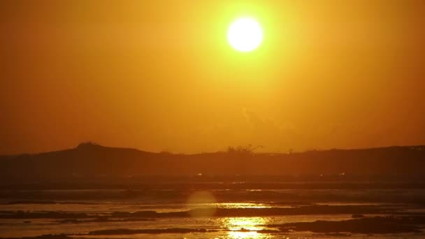 Solnedgång på stranden i Kuta — Stockvideo