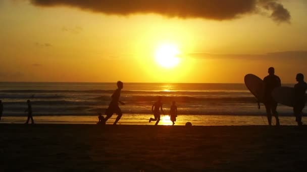 Solnedgång på stranden i Kuta — Stockvideo