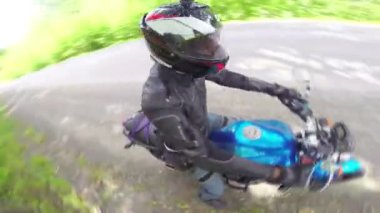 Motosiklet binici bir yolda, döner kask Dağı görüntüleme