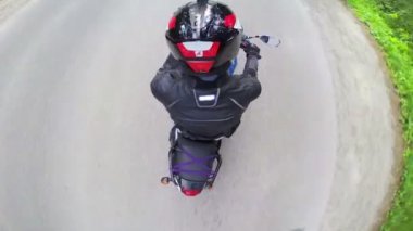 Motosiklet binici bir yolda