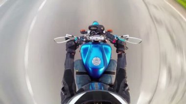 Motosiklet binici bir yolda, kask görüntüleme