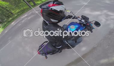Motosiklet binici bir yolda, döner kask Dağı görüntüleme