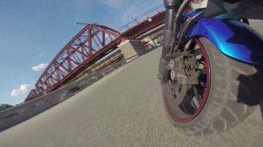 Bir motosiklet sürme, ön tekerlek üzerinde göster