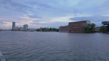 Berlin cityscape Oberbaum Köprüsü yakınlarında